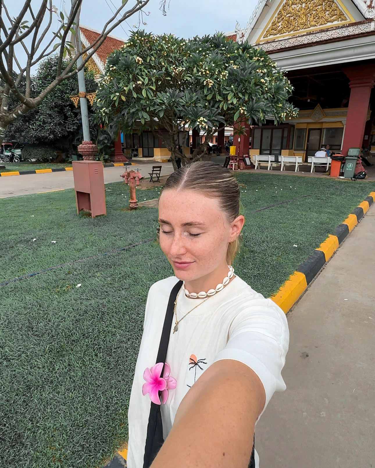 Emily Victoria travels at the vietnam cambodia border arriving via bus